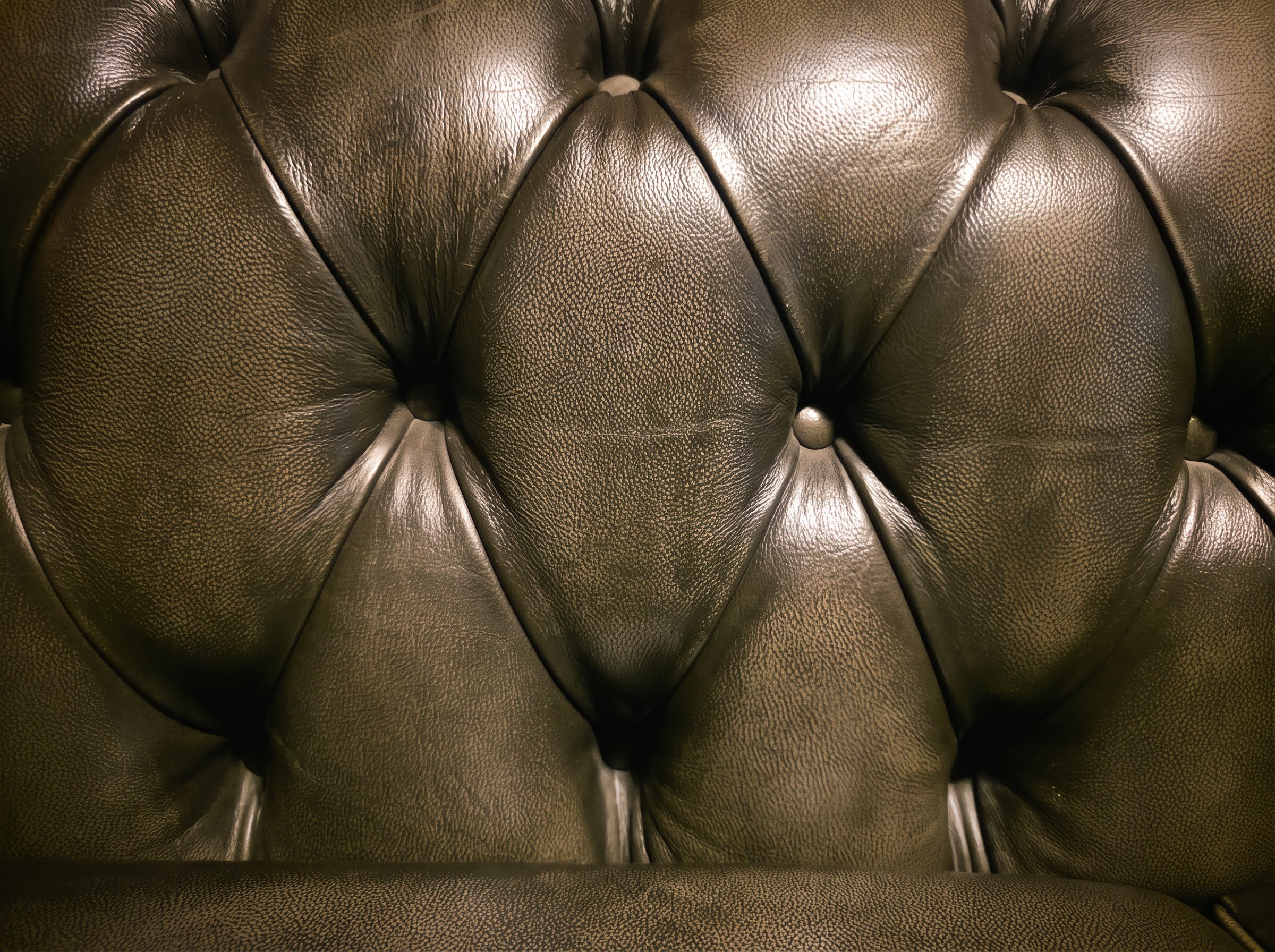 Detail der Chesterfield-Leder-Steppung in HAUS 23
